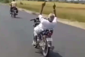 இளைஞர்களுக்கு சவால்விடும் முதியவர்... செய்ற சாகசத்தை நீங்களே பாருங்க