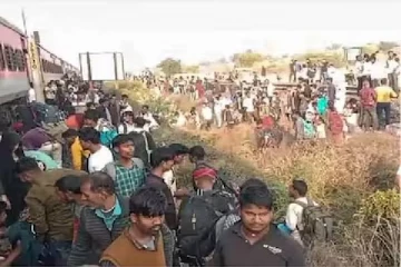 ரயிலில் இருந்து இறங்கியவர்கள் மீது வேறு ரயில் மோதி கோர விபத்து - 13 பேர் பலி!