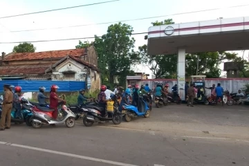 யாழில் எரிபொருள் நிலைய ஊழியர்களை அச்சுறுத்திய இளைஞர்