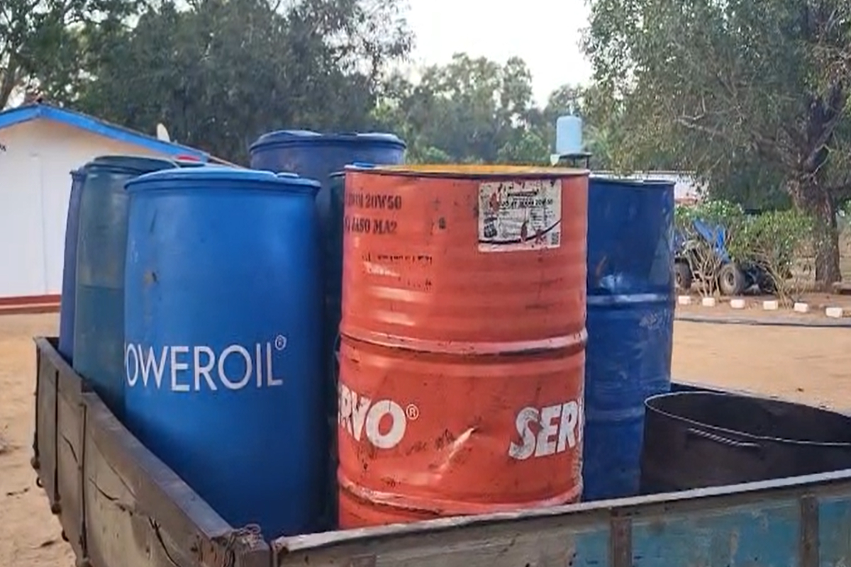 கிளிநொச்சியில் பதுக்கி வைக்கப்பட்டிருந்த 2000 லிட்டர் எரிபொருள் மீட்பு | Fuel Stored In Kilinochchi Recovered கிளிநொச்சியில் பதுக்கி வைக்கப்பட்டிருந்த 2000 லிட்டர் எரிபொருள் மீட்பு | Fuel Stored In Kilinochchi Recovered