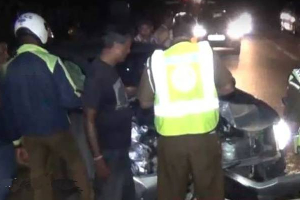 இலங்கையில் பயங்கர விபத்து சம்பவம்: பெண் உயிரிழப்பு! 4 வயது குழந்தை கவலைக்கிடம் | Cars Accident Anuradhapura Woman Die Child Worried