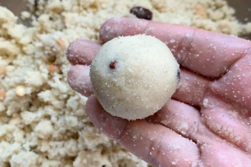 பசும் பாலில் ரவா லட்டு செய்வது எப்படி? ரிச் சுவையில் இனி ருசியுங்கள்