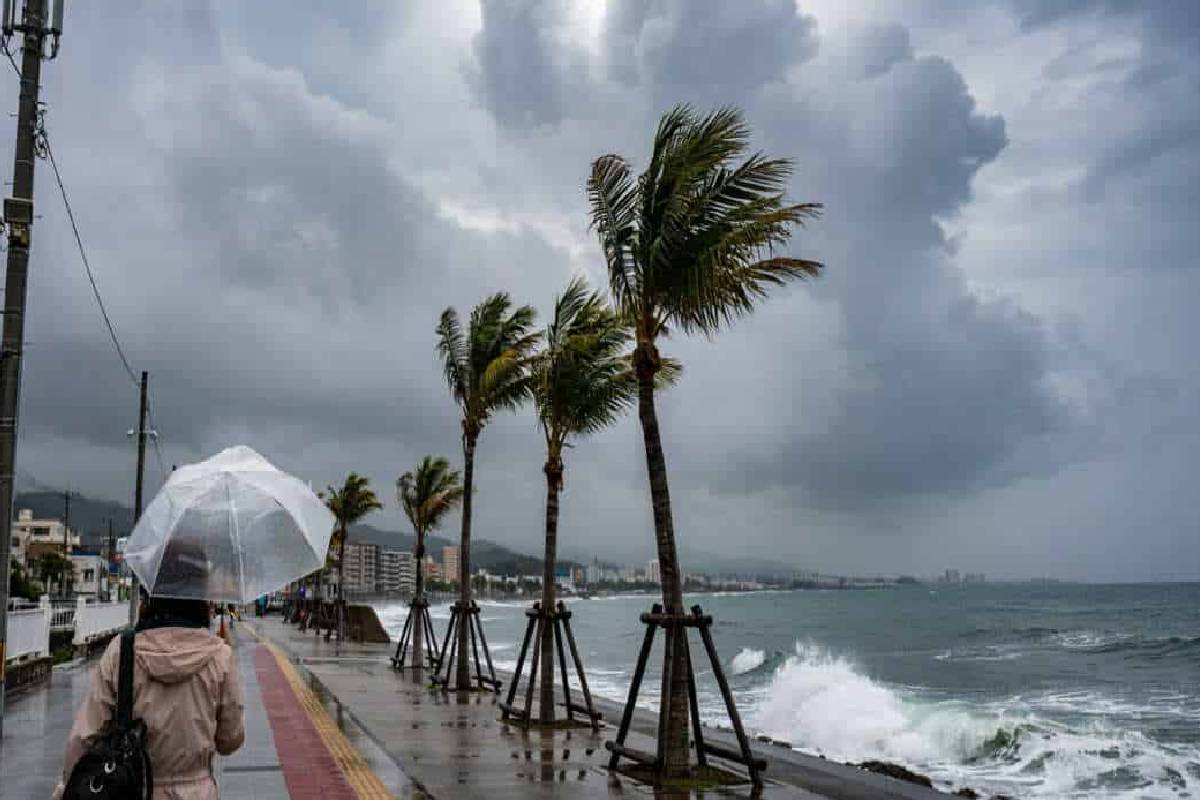 ஜப்பானை அச்சுறுத்தும் டொல்பின் சூறாவளி: தீவிரமடையும் கனமழை | Typhoon Dolphin Threaten Japan Heavy Rains ஜப்பானை அச்சுறுத்தும் டொல்பின் சூறாவளி: தீவிரமடையும் கனமழை | Typhoon Dolphin Threaten Japan Heavy Rains