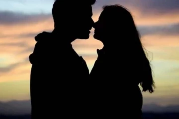 அந்த இடத்தில் முத்தம் கொடுக்க வந்த கணவர்... கடுப்பில் நாக்கை கடித்து துப்பிய மனைவி