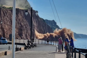 பிரிட்டனில் உல்லாசப் பயணிகளின் கண்முன்னே சரிந்த பாறை; அச்சத்தில் உறைந்த மக்கள்