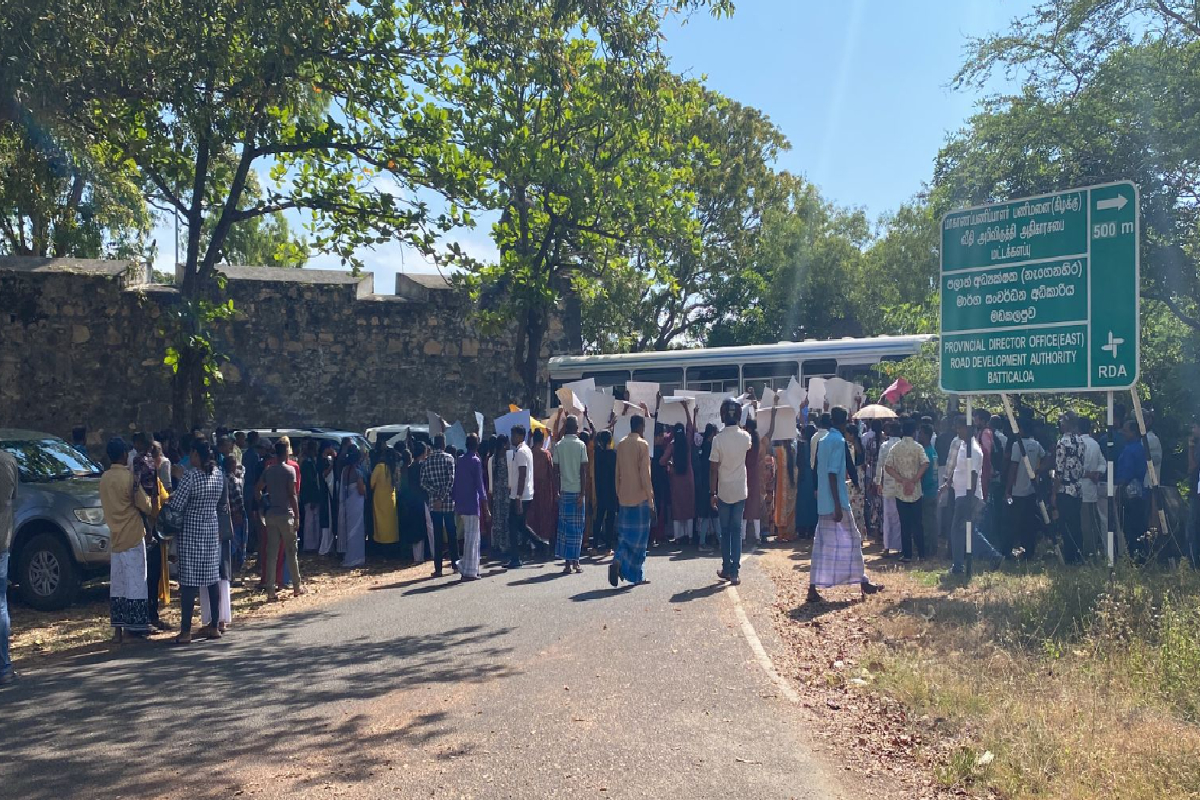 மட்டக்களப்பில் கொதித்தெழுந்த மக்கள்; பெரும் ஆர்ப்பாட்டம்; தடையேற்படுத்திய பொலிஸார் | People In Batticaloa Protest Women Murder Well மட்டக்களப்பில் கொதித்தெழுந்த மக்கள்; பெரும் ஆர்ப்பாட்டம்; தடையேற்படுத்திய பொலிஸார் | People In Batticaloa Protest Women Murder Well