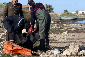 මුහුදු තීරයකින් පුද්ගල මළසිරුරු 200ක් හමු වෙයි..