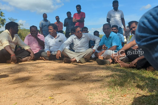 மீண்டும் மீண்டும் சூறையாடப்படும் தமிழர் நிலங்கள் - பெரும் எதிர்ப்பில் களமிறங்கியுள்ள மக்கள்! | Mullaitivu Kurunthur Malai Illegal Occupation