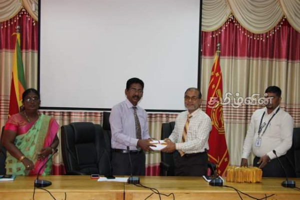 முல்லைத்தீவில் இழப்பீட்டிற்கான நடமாடும் சேவை (photo) | Service Of Office Of Compensation