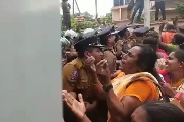 பொலிஸாரின் கரங்களை பிடித்து கதறி அழும் தாய்மார்! பலரையும் கண்கலங்க வைத்த நிமிடங்கள் (Video)