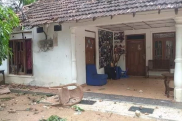 திருகோணமலை எம்.பி வீட்டையும் விட்டு வைக்காத மக்கள்!