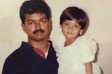 நடிகர் விஜய் கையில் இருக்கும் சீரியல் நடிகை யார் தெரியுமா? பலரும் அறியாத தகவல்