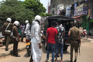 யாழ்.நகரில் அச்சுறுத்தி கொள்ளையில் ஈடுபட்ட இருவர் மடக்கி பிடிப்பு