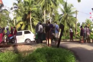 ருஹுணு குமாரி ரயிலுடன் மோதிய வேன்! ஒருவர் வைத்தியசாலையில்