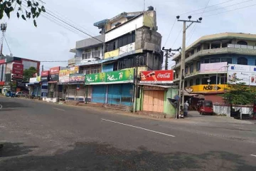 திருகோணமலை நகரம் கோவிட் தொற்றினால் முடங்கியது- அனைத்து கடைகளுக்கும் பூட்டு