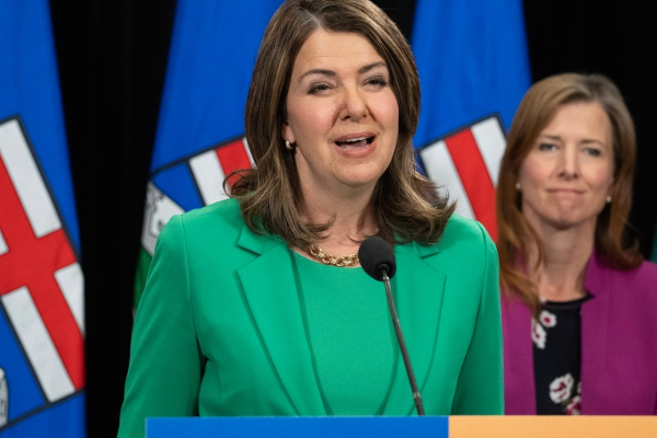 அல்பர்ட்டா தேர்தலில் ஐக்கிய கன்சர்வேட்டிவ் கட்சி வெற்றி? | Danielle Smith S Ucp Holds Onto Power In Alberta