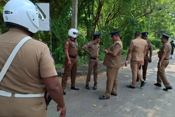 ஜனாதிபதி வீதியில் நடக்கிறார் ; வட மாகாண ஆளுநர் அலுவலகத்தை முற்றுகையிட்டு போராட்டம் | Protest By Besieging The Northern Governor Office