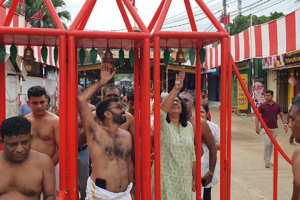 பலத்த பாதுகாப்புக்கு மத்தியில் நல்லூர் கந்தனை வழிபட்ட பிரதமர் ஹரிணி | The Prime Minister Who Worshipped Nallur