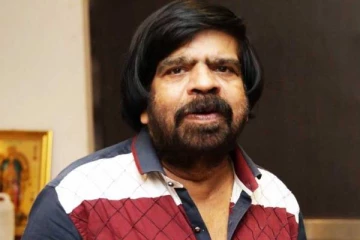 அமெரிக்காவில் மேல் சிகிச்சையை முடித்துள்ள டி.ராஜேந்தர் ! தனது மகன்களுடன் அவர் எடுத்துக்கொண்ட புகைப்படம்..