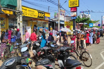 முல்லைத்தீவில் நகை அடகு பிடிக்கும் நிலையங்களின் முன் நீண்ட வரிசையில் காத்திருந்த மக்கள்