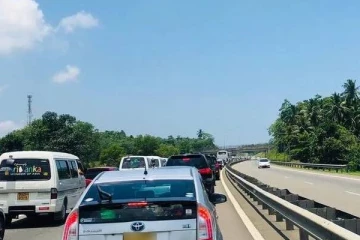தெற்கு அதிவேக நெடுஞ்சாலையில் பாரிய விபத்து: சிறுமி உட்பட 5 பேர் வைத்தியசாலையில்!