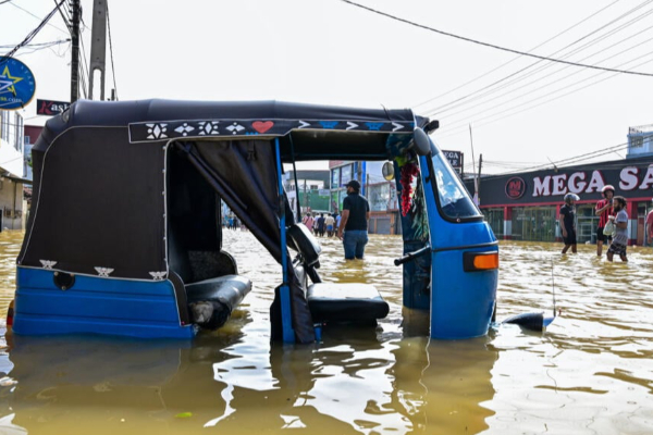 இலங்கையில் வாகன பாவனை தொடர்பில் விடுக்கப்பட்டுள்ள எச்சரிக்கை | Do Not Start Vehicles After The Flood இலங்கையில் வாகன பாவனை தொடர்பில் விடுக்கப்பட்டுள்ள எச்சரிக்கை | Do Not Start Vehicles After The Flood