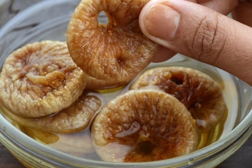 உலர்ந்த அத்திப்பழத்தை இரவு முழுவதும் தண்ணீரில் ஊற வைத்து சாப்பிட்டால் கிடைக்கும் நன்மை என்ன தெரியுமா?