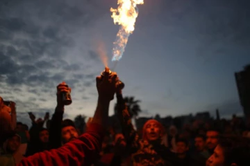 சர்வாதிகார ஆட்சியின் முடிவை பாரிய பேரணிகளாக கொண்டாடும் சிரியா மக்கள்