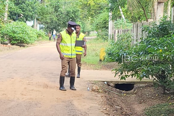தப்பியோடிய டிப்பர் மீது துப்பாக்கி பிரயோகம் | Police Fired Dipper Truck Carrying Illegal Sand