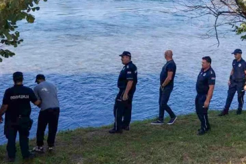 புலம்பெயர்வோர் பயணித்த படகு கவிழ்ந்து விபத்து: குழந்தை உட்பட 10 பேர் தண்ணீரில் மூழ்கி உயிரிழப்பு