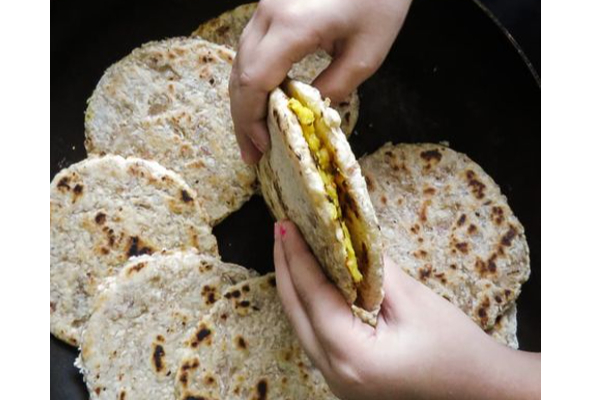 இலங்கையர்கள் விரும்பி உண்ணும் மொறு மொறு ரொட்டி? பத்தே நிமிடத்தில் செய்யலாம்....! | Maavu Rotti Rice Flour