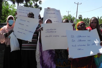 நலன்புரி உதவித் திட்ட பதிவுகளில் முறைகேடு: வீதிக்கு இறங்கிய மக்கள் (Photos)