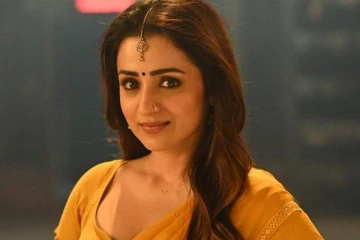 மஞ்ச சேலையில் ரசிகர்களை மயக்கிய மட்ட பாடல் திரிஷாவின் போட்டோஷுட்