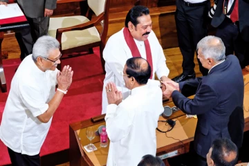 ஆறு எம்.பிக்களுக்கு பிரதமர் பதவியை தருவதாக உறுதியளித்த மகிந்த!