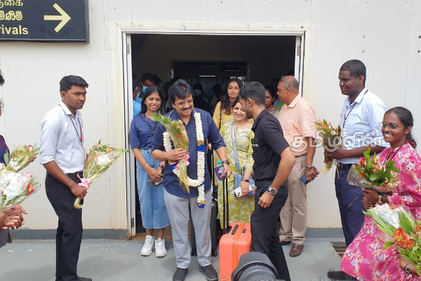 பிரபல தென்னிந்திய பாடகர் ஸ்ரீநிவாஸ் உள்ளிட்ட குழுவினருக்கு யாழில் அமோக வரவேற்பு | Playback Singer Srinivas Jaffna Concert