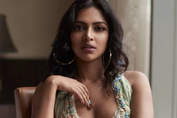 இப்படியொரு ஆடையில் கிளாமர் போஸ்.. நடிகை அமலா பால் வெளியிட்ட புகைப்படங்கள்.