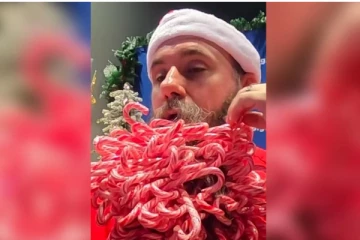 தாடியில் 187 கிறிஸ்துமஸ் மிட்டாய்களை நுழைத்து புதிய உலக சாதனை