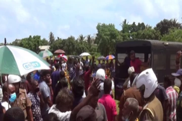 පෝලිමෙන් පිට ගෑස් ගන්න ආ පොලිසියට හූවක්.