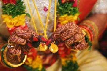 குடிகார கணவர்களால் ஒருவரை ஒருவர் திருமணம் செய்த பெண்கள்!