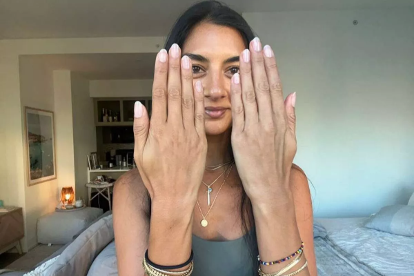 தன் அழகான கைகளால் நாளொன்றிற்கு 3,000 டொலர்கள் வரை வருவாய் ஈட்டும் இளம்பெண் | Woman Claim World Most Beautiful Earn 3000 A Day தன் அழகான கைகளால் நாளொன்றிற்கு 3,000 டொலர்கள் வரை வருவாய் ஈட்டும் இளம்பெண் | Woman Claim World Most Beautiful Earn 3000 A Day