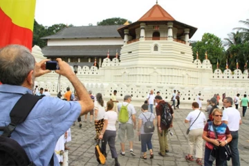 தலதா மாளிகைக்கு மேல் பறந்த ட்ரோன் கேமரா! வெளிநாட்டவர் இருவர் கைது