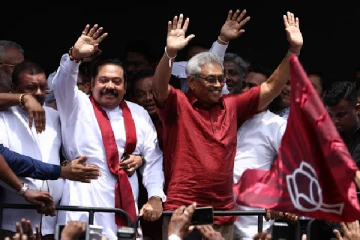 ராஜபக்சாக்களின்  பாதணிகளின் கீழ் மிதிபடும் குழுவால் ஆளப்படுகிறது நாடு - சஜித் அணி விளாசல்
