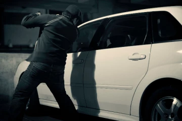 கனடாவில் கார் கொள்ளை முயற்சியை தடுத்த நபர்!