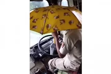 கையில் குடையை பிடித்துக்கொண்டே பஸ் ஓட்டும் அரசு பேருந்து டிரைவர் - வைரலாகும் வீடியோ!