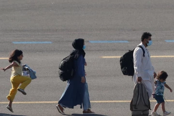 தலிபான்களிடமிருந்து தப்பித்த  சிறுமியின் புகைப்படம் வைரல்