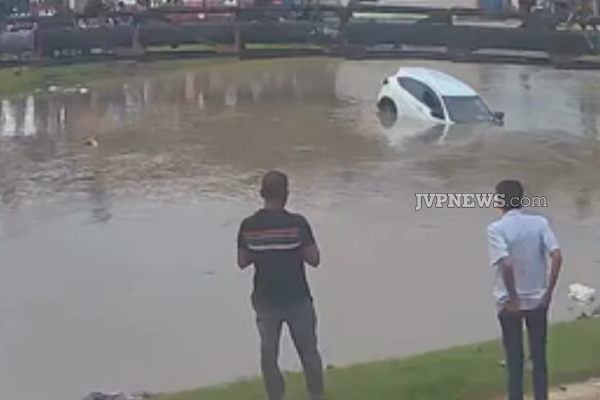 தமிழர் பகுதியொன்றில் கால்வாயில் கவிழ்ந்த கார் ; ஒரே குடும்பத்தைச் சேர்ந்த மூவருக்கு நேர்ந்த துயரம் | Car Overturned In A Drain In A Tamil Area