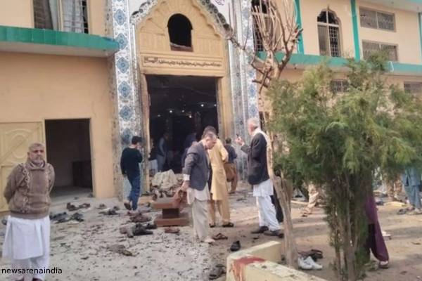 blast in pakistan mosque 11 killed