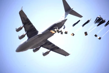 காஸாவில் அமெரிக்கா மனிதாபிமான உதவி: ராணுவ விமானங்கள் மூலம் உணவு விநியோகம்