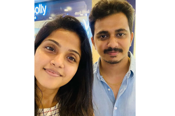 பிரபல சீரியல் நடிகைக்கு விரைவில் திருமணம் - வருங்கால கணவருடன் இருக்கும் புகைப்படம் வைரல் | Cinema Vaishali Actress Photo Viral