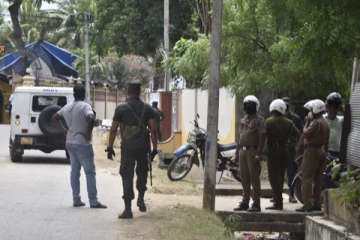 யாழில் கட்டுப்பாடுகளை மீறி இயங்கிய மதுபானசாலை பொலிஸாரால் முற்றுகை